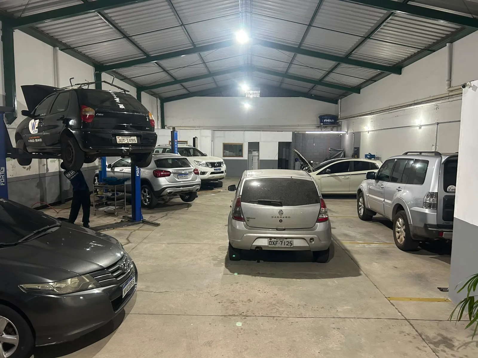 Oficina da Reta Direções Hidráulicas com veículos em atendimento