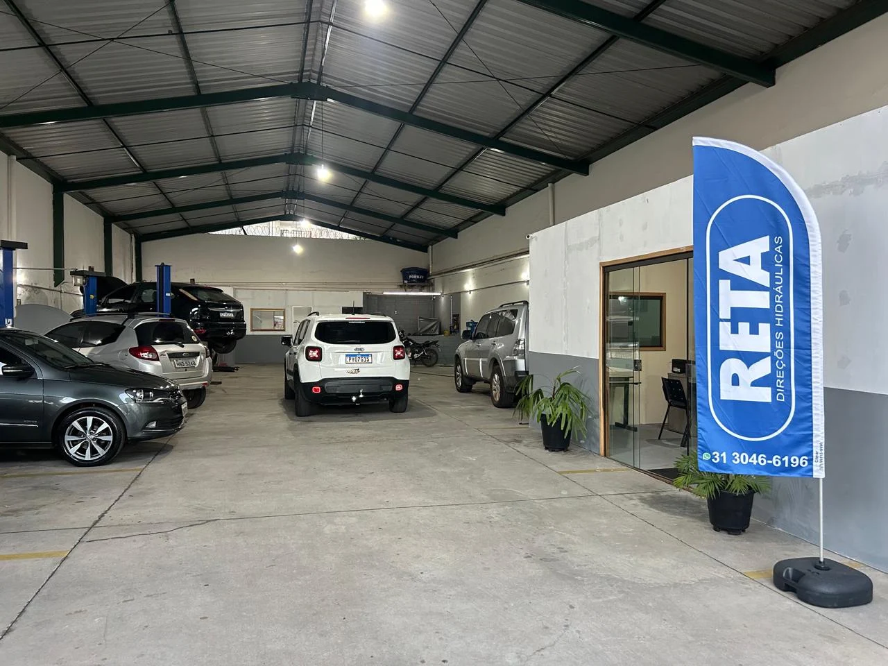 Oficina especializada em direção hidráulica com equipamentos modernos e ambiente profissional